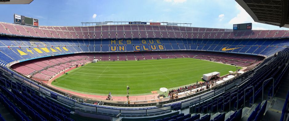 Vista panorámica del estadio Camp Nou que muestra sus icónicos asientos y campo.