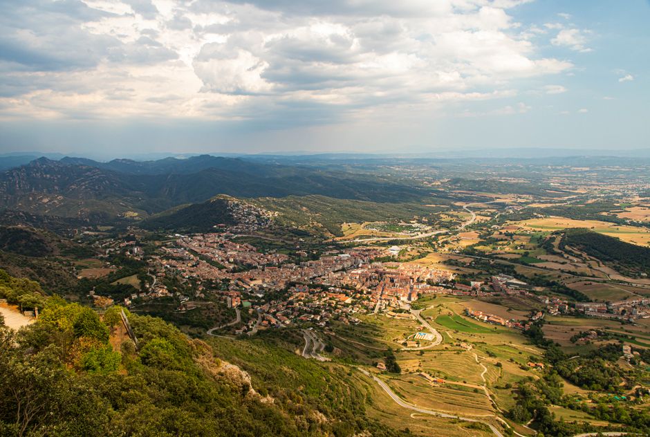 Impresionante vista aérea de Berga, Cataluña, que muestra colinas exuberantes y un vibrante paisaje rural.