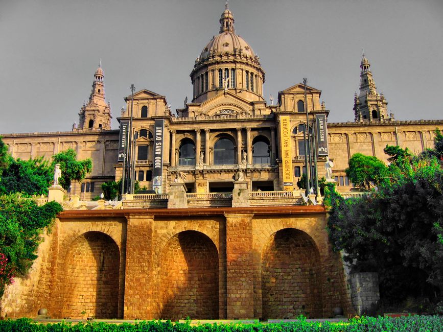 Vista del Museo Nacional de Arte de Cataluña, mostrando su grandiosa arquitectura y cúpula icónica.
