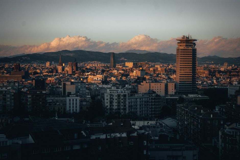 Una vista cautivadora del horizonte de Barcelona durante el atardecer, con arquitectura icónica.