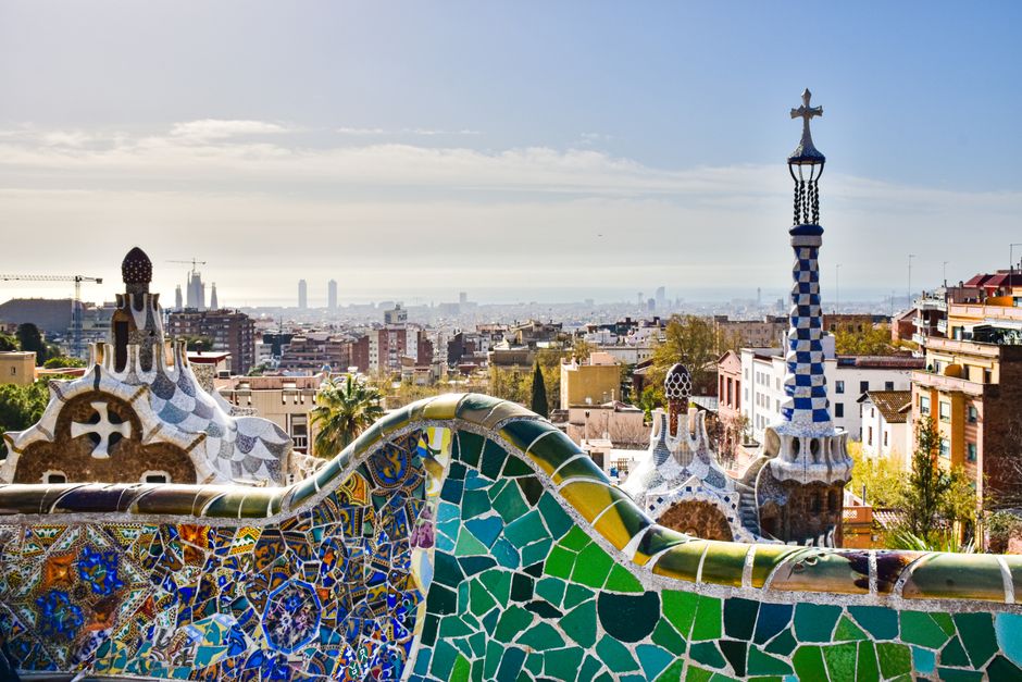 Vista de Barcelona desde el Parque Güell que muestra la arquitectura de mosaico y el horizonte de la ciudad.