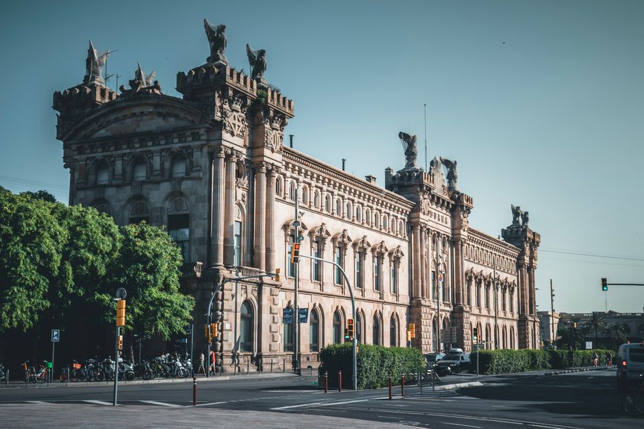 Impresionante arquitectura histórica en Barcelona, capturando la vida urbana y el diseño clásico.