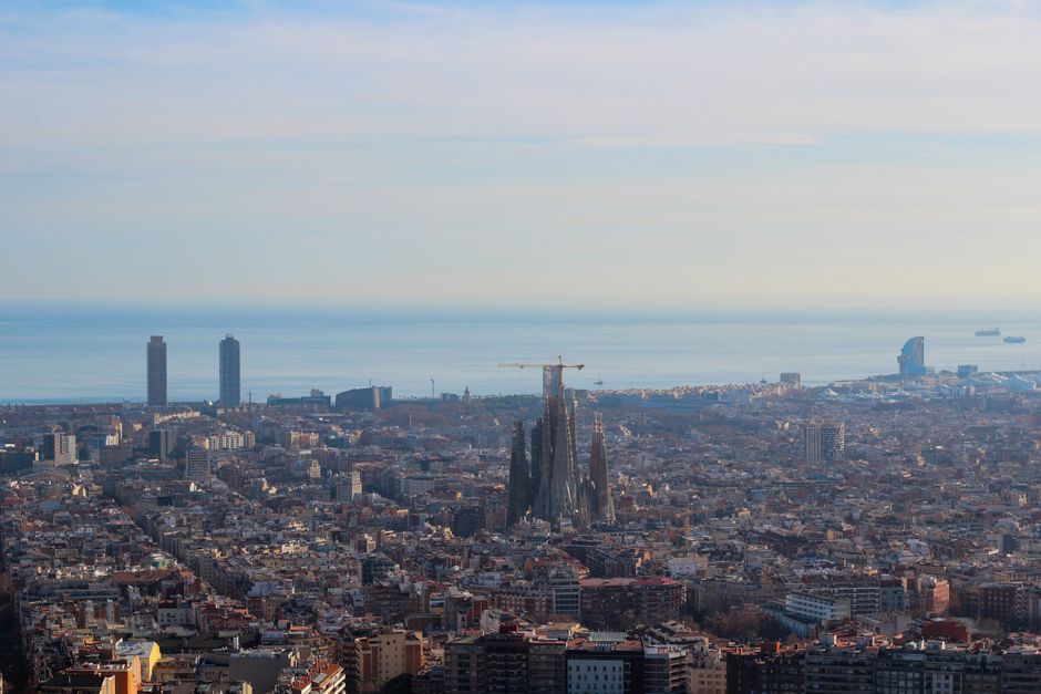 Vista aérea de Barcelona con la Sagrada Familia y la costa.