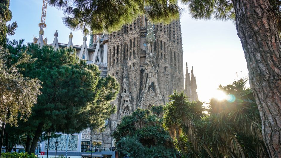 Una vista pintoresca de la Sagrada Familia con árboles alrededor en Barcelona, España.