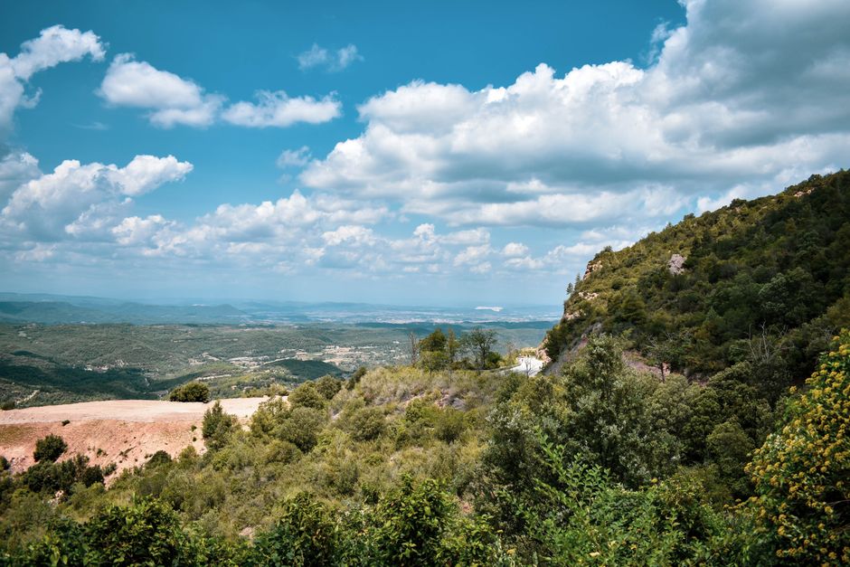 Explora el paisaje exuberante de Montserrat bajo cielos brillantes de verano.