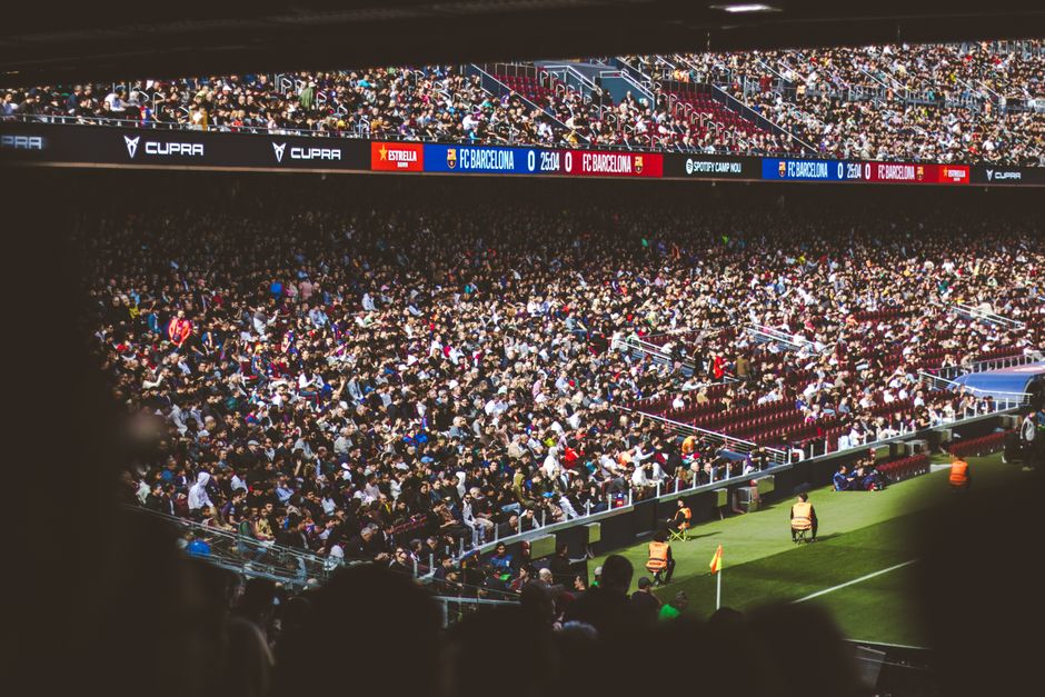Una multitud bulliciosa disfruta de un partido de fútbol en el estadio Camp Nou de Barcelona.