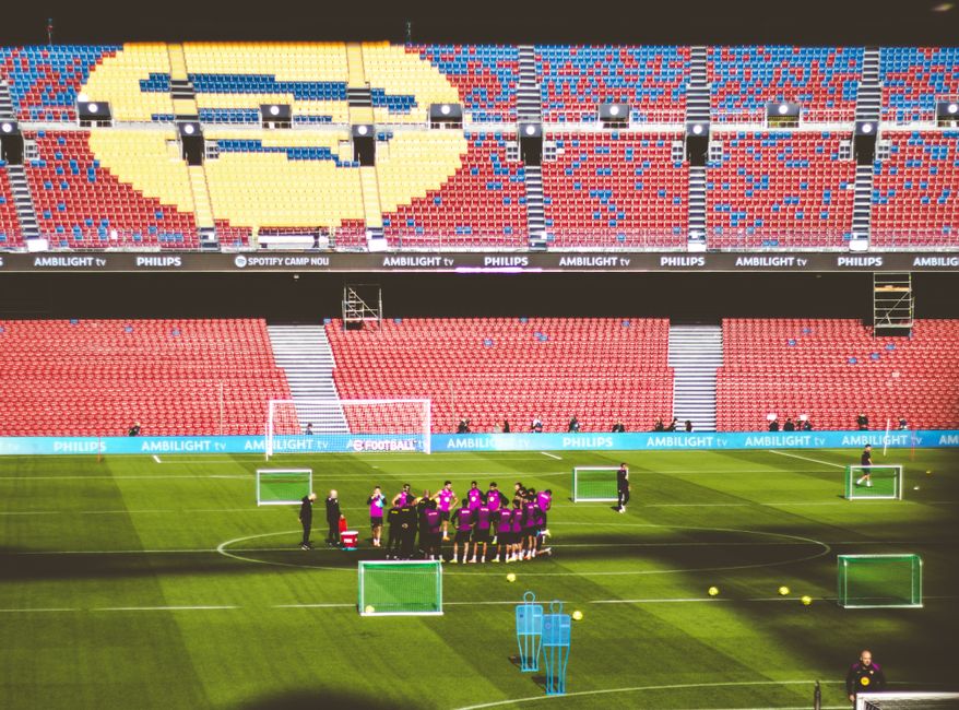 El equipo de fútbol entrena en el campo del famoso estadio de Barcelona.