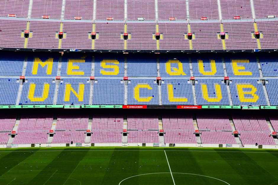 El icónico lema 'Mes Que Un Club' mostrado en el estadio Camp Nou en Barcelona, España.