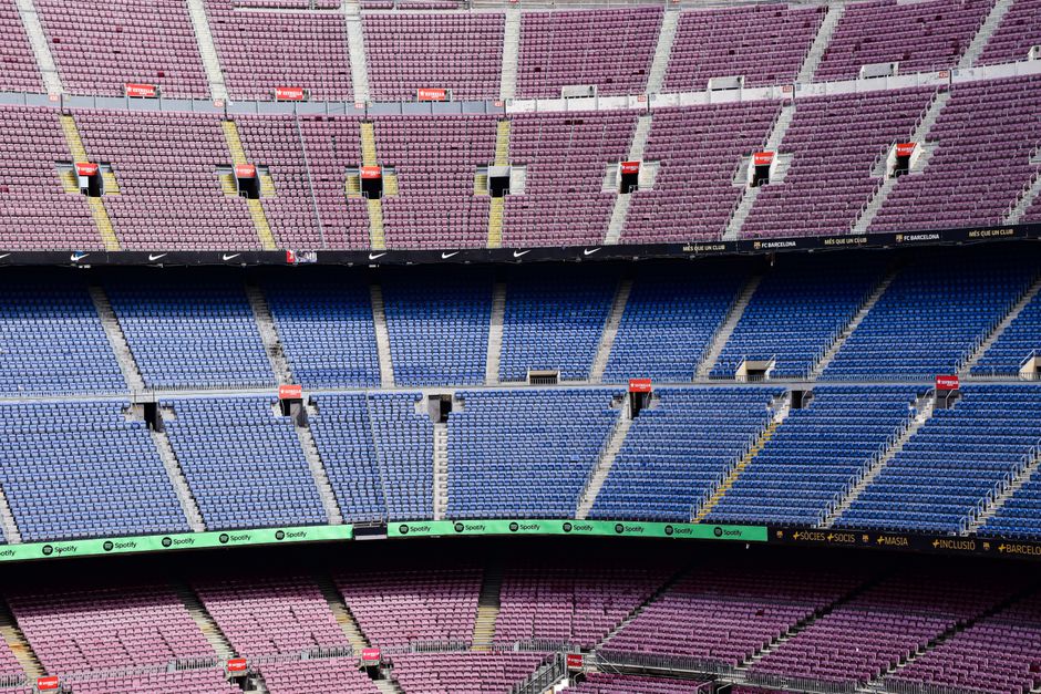 Vista panorámica de asientos vacíos en el icónico estadio de fútbol de Barcelona con un vibrante arreglo de asientos.