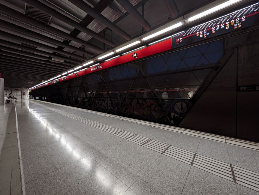Andén vacío de la estación de metro Mercat Nou en Barcelona, España.