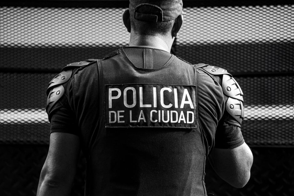 Imagen en blanco y negro de un policía de la ciudad de Buenos Aires uniformado, reflejando seguridad urbana.
