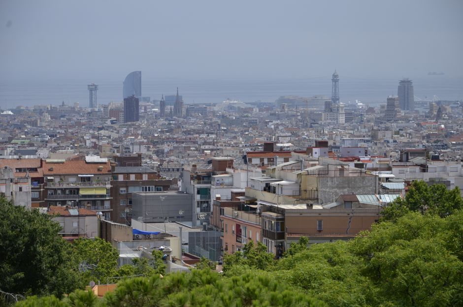 Vista aérea de Barcelona, con su emblemático horizonte y el mar Mediterráneo al fondo.