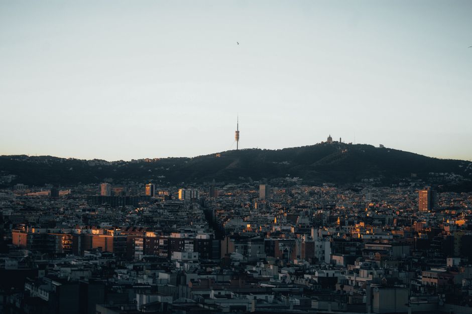 Impresionante vista de Barcelona con la Torre de Collserola perfilada contra el cielo de la tarde.
