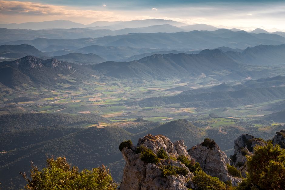 Impresionante paisaje de las montañas de Okzitania, Francia, bajo un vasto cielo.