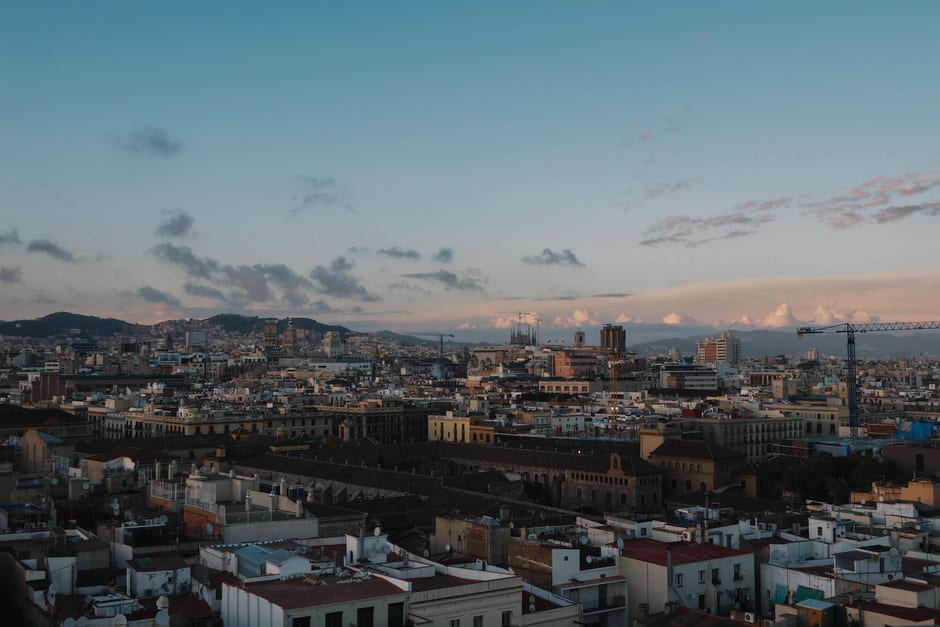 Impresionante vista aérea del horizonte de Barcelona durante la puesta de sol, que muestra su arquitectura histórica.