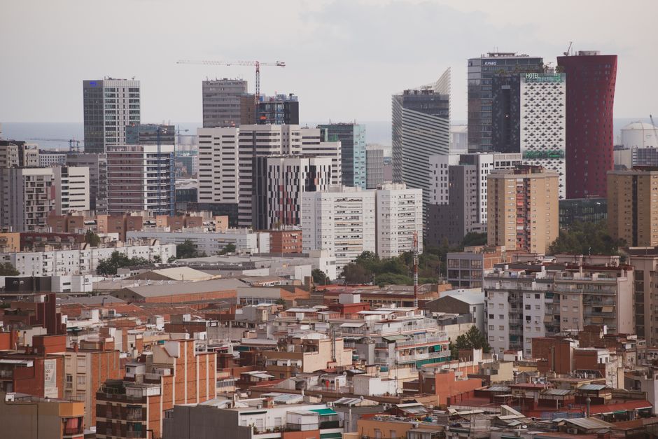 Vista panorámica del horizonte de Barcelona mostrando rascacielos modernos y edificios residenciales.