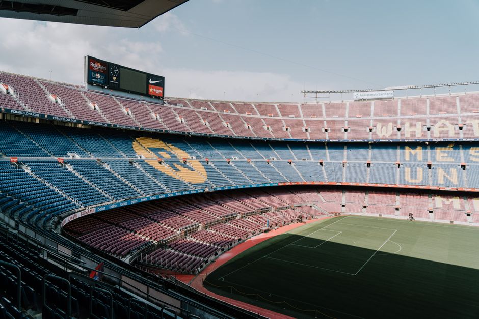 Vista del estadio Camp Nou en Barcelona, mostrando las icónicas gradas y el campo.