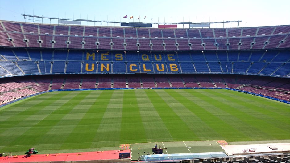 Vista panorámica del estadio Camp Nou en Barcelona, hogar del equipo de fútbol FC Barcelona, con el lema 'Mes Que Un Club'.