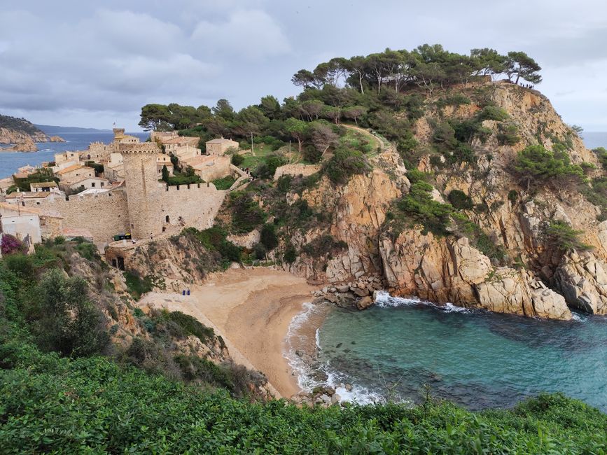 Una vista impresionante de la histórica costa y el castillo en Tossa de Mar, Catalunya, España.