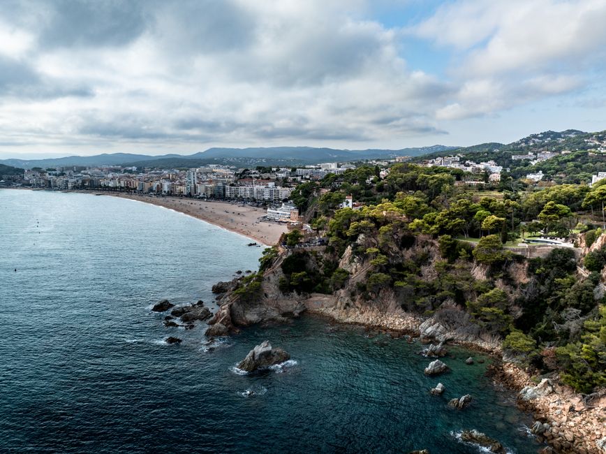 Descubre la hermosa costa de Lloret de Mar con sus playas de arena y vegetación exuberante.