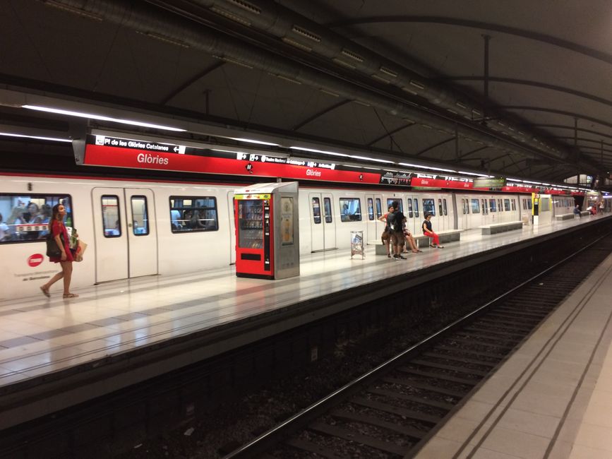 Viajeros en la estación de metro Glòries en Barcelona, capturando momentos de transporte urbano.