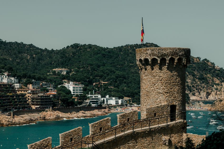 Una vista panorámica de la fortaleza costera de Tossa de Mar con el mar Mediterráneo al fondo.