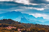 Impresionante vista de las montañas Montsià en Tarragona, España, bajo cielos dramáticos.