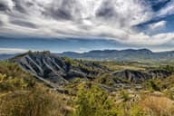 Paisaje escénico con colinas onduladas bajo un impresionante cielo lleno de nubes, perfecto para imágenes de viajes por la naturaleza.