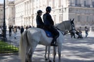 Dos agentes de la policía montada en Madrid, cerca del Palacio Real, haciendo un ejemplo de seguridad urbana.