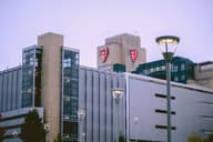 Vista del edificio de los Hospitales Universitarios en Cleveland, OH, contra un cielo despejado.