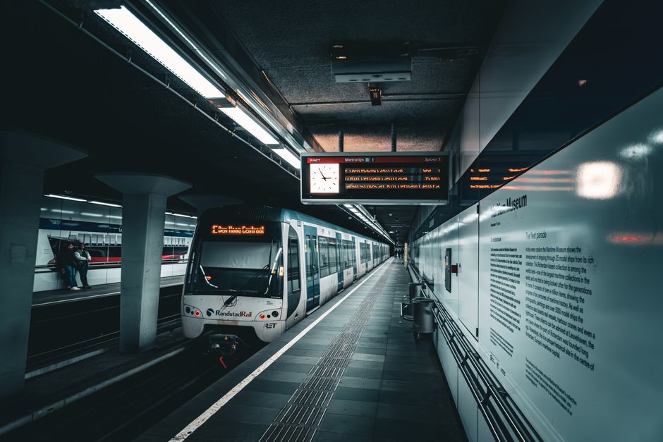 Un elegante tren de metro en una estación subterránea iluminada, que muestra el transporte ferroviario moderno.