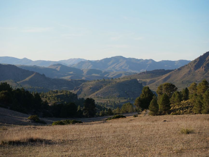 Hermoso paisaje montañoso con colinas ondulantes bajo un cielo claro, perfecto para los amantes de la naturaleza.