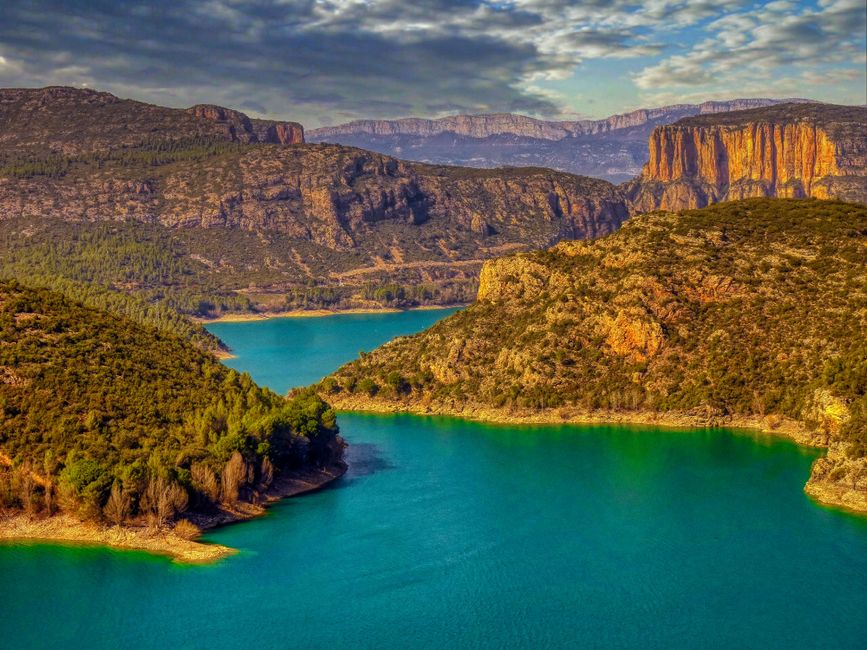 Una impresionante vista aérea del vibrante paisaje en Camarasa, España, que presenta aguas claras y formaciones rocosas.