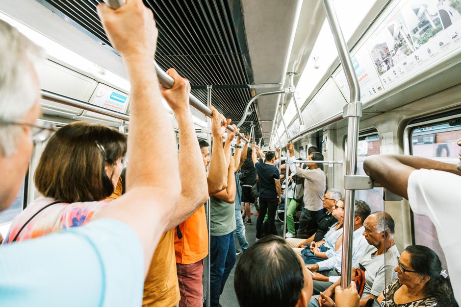 Viajeros apiñados en un tren de metro, capturando la vida agitada del transporte público urbano.