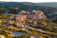 Impresionante vista aérea de la villa de Alquézar, situada en las colinas de Aragón, España, que muestra la arquitectura histórica y el paisaje escénico.