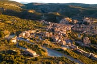 Impresionante fotografía aérea del histórico pueblo de Alquézar enclavado en el accidentado paisaje de Aragón, España.