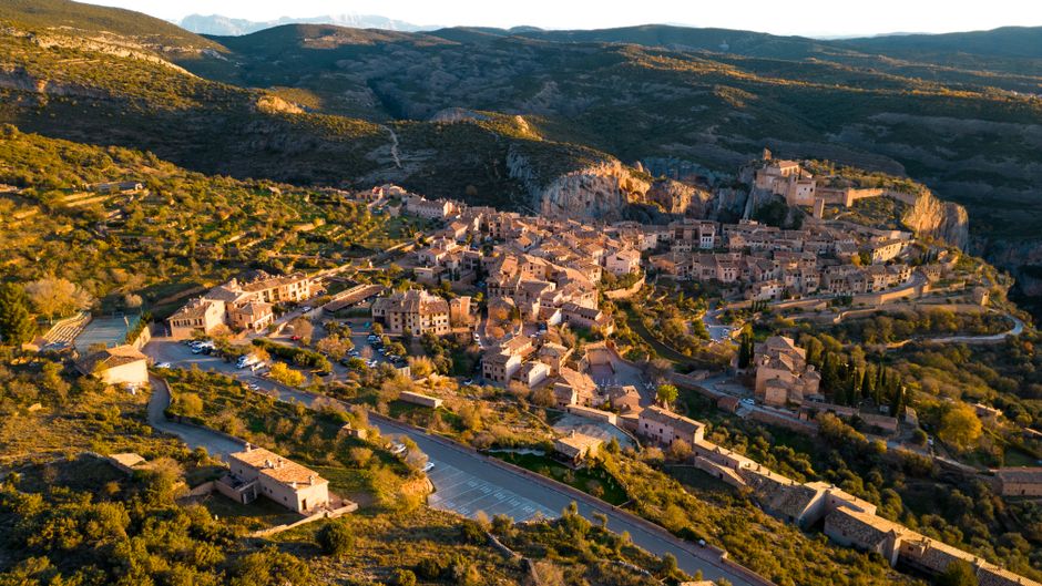 Impresionante fotografía aérea del histórico pueblo de Alquézar enclavado en el accidentado paisaje de Aragón, España.