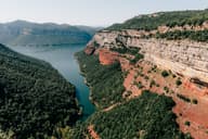 Una vista aérea impresionante del cañón y río Tavertet en España, mostrando acantilados vibrantes de arenisca.
