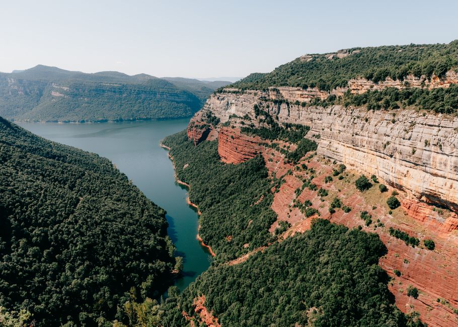 Una vista aérea impresionante del cañón y río Tavertet en España, mostrando acantilados vibrantes de arenisca.
