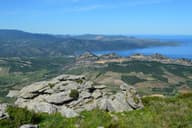 Vista impresionante de las montañas y la costa corsas en un día soleado.