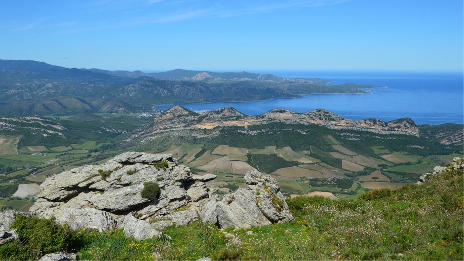 Vista impresionante de las montañas y la costa corsas en un día soleado.