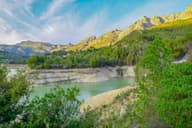 Descubre el impresionante Valle de Guadalest con su exuberante vegetación y majestuosas montañas.