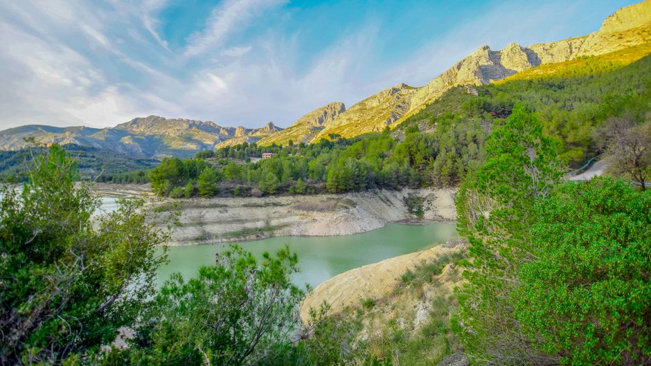 Descubre el impresionante Valle de Guadalest con su exuberante vegetación y majestuosas montañas.