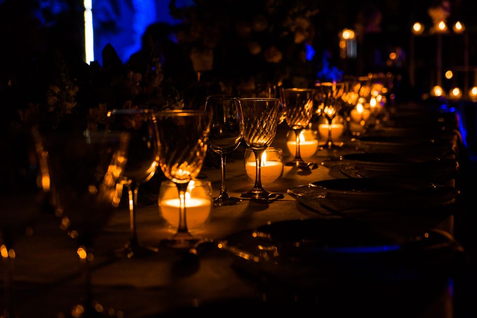 Dos copas de vino a la luz tenue de unas velas