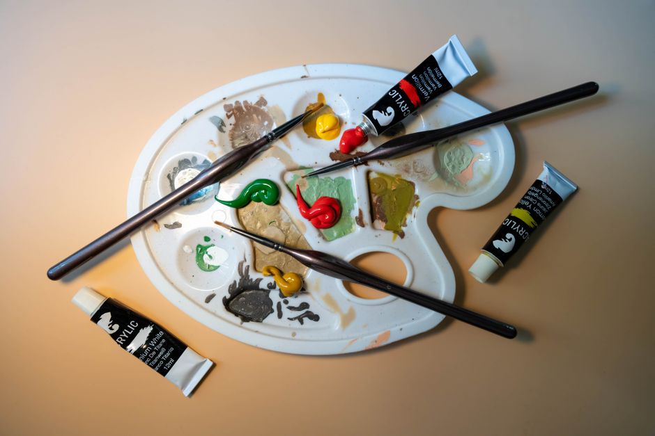 Paleta de pintura y pinceles de un artista