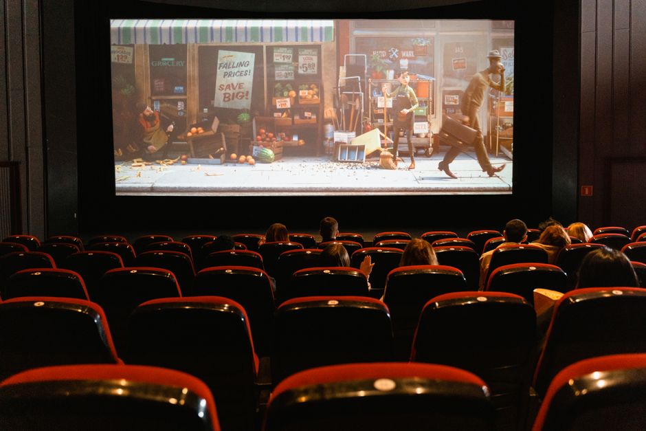 Butacas de un cine frente a la pantalla