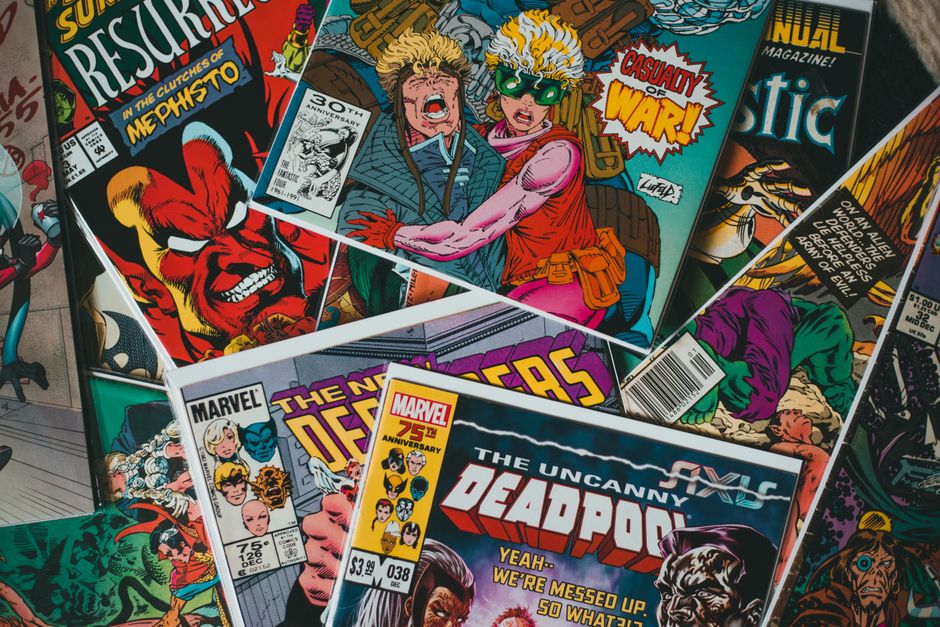 Pila de cómics de colores