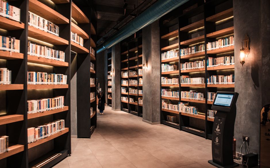 Estanterías de libros en una biblioteca