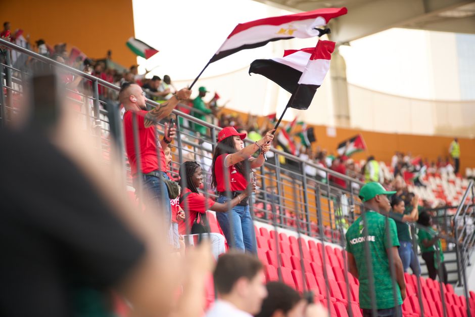 Estadio de fútbol lleno de afición