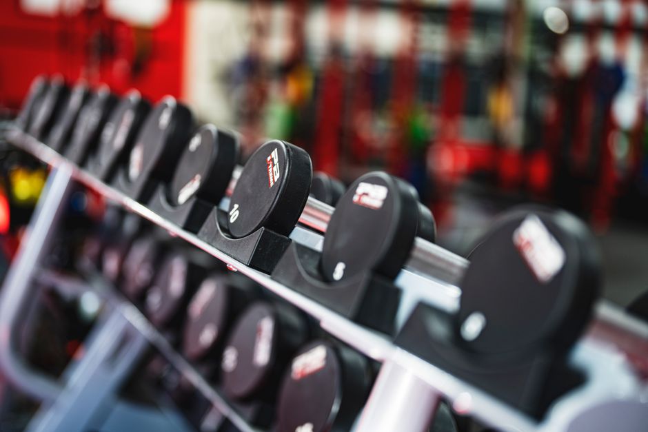 Mancuernas y hierro en un gimnasio